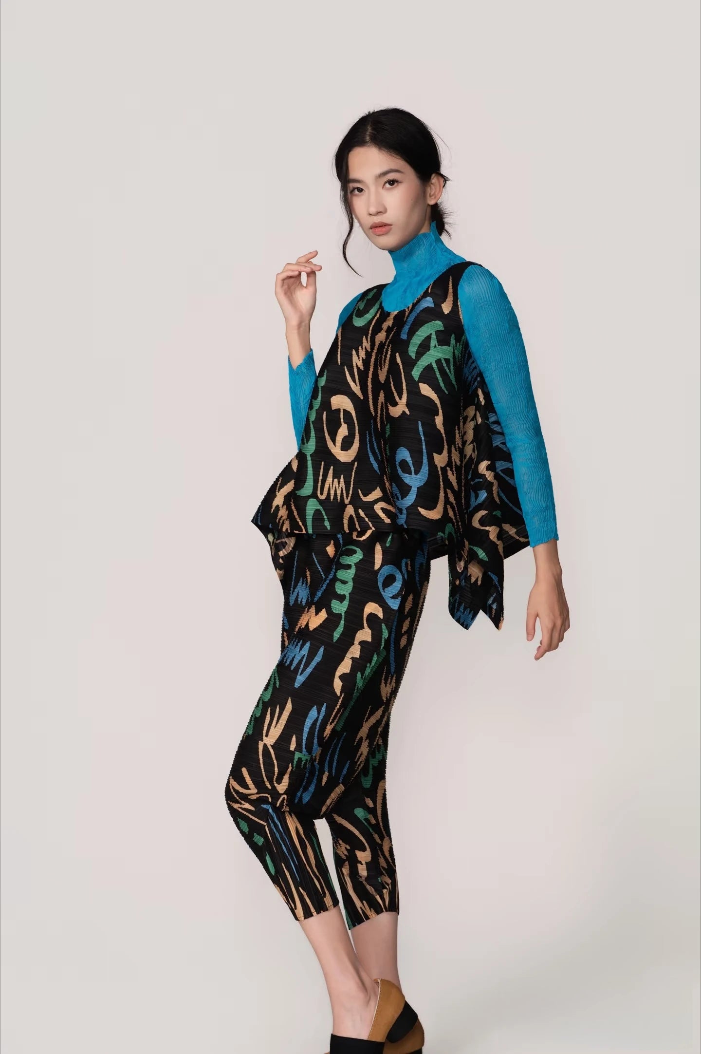 YUDX Vibrant Graffiti Print Miyake Pleated Asymmetric Sleeveless Top Lightweight Breathable Loose Fit Women's 2026 Summer Blouse